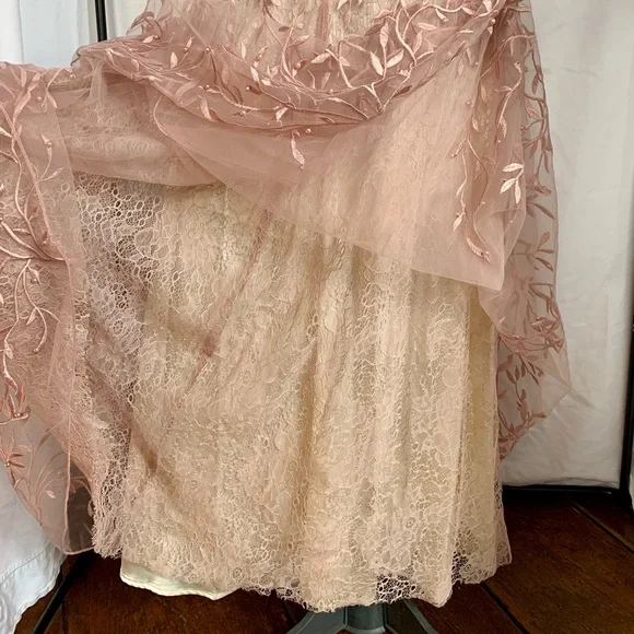 Elegant floral embroidered night or special event dress - Picture 12 of 16